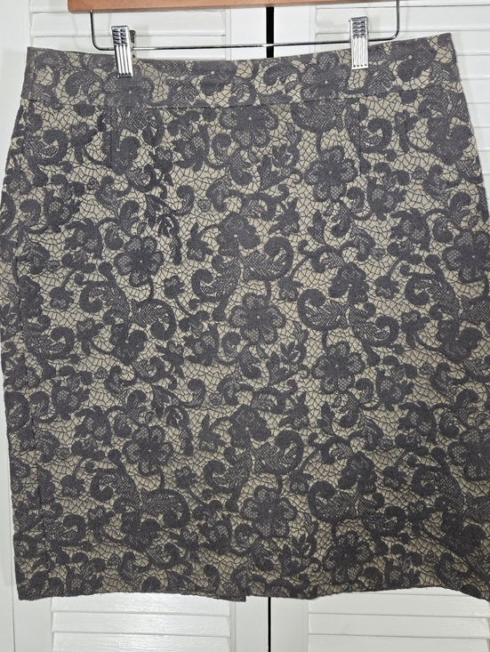 Banana Republic Dresses & Skirts - Banana Republic Gray Ivory Floral Lace Lined Zip Slit Pencil Skirt Sz 12